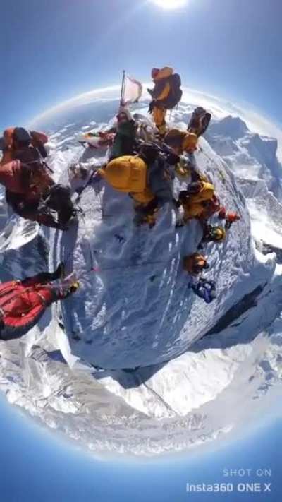 360&deg; view from the top of Mount Everest.