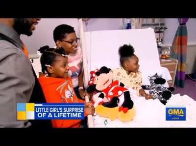 Girl meets Minnie Mouse in hospital