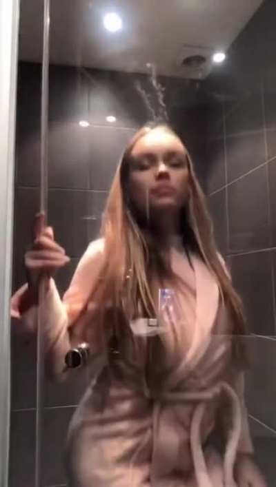 Sexy shower dance (Credit: u/Lelehu)