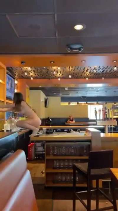 Naked woman in rage destroys restaurant in Florida, USA
