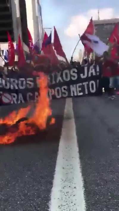 "Com o bucho mais cheio comecei a pensar: Que eu me organizando posso desorganizar, que eu desorganizando posso me organizar " palmas pra quem sabe fazer pol&iacute;tica, afinal &eacute; o que importa