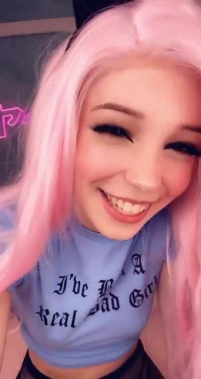 Belle Delphine nua para o público pela primeira vez falando que vai fazer um porno no dia 25 de dezembro