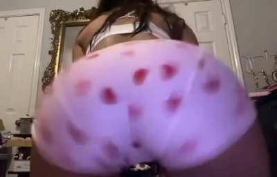 Ya homeboys lil sis sending you shit like this when you visit his crib,what you gone do?