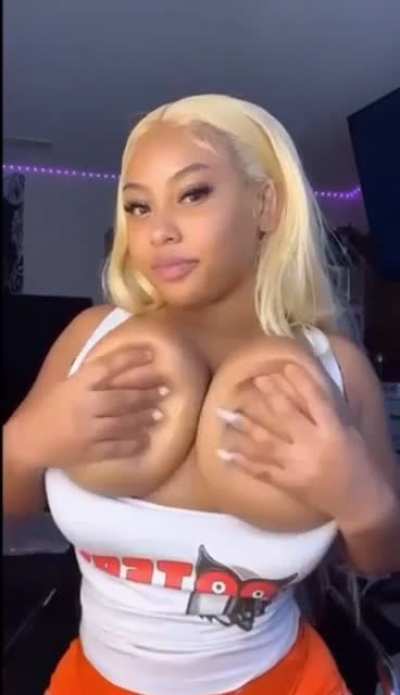 &ldquo;Hooters&rdquo; Fr