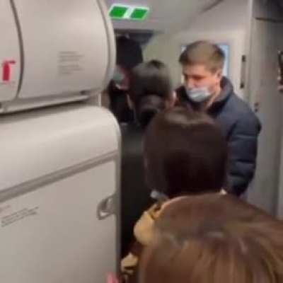 В Алмате людям говорят что самолёт сломался. Пассажиры в ответ: "Где сломался, покажи?" Мы же водим машину (на казахском) 😄
