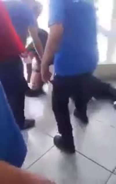 Enemigas se encontraron en la Municipalidad y se agarraron de la mechas