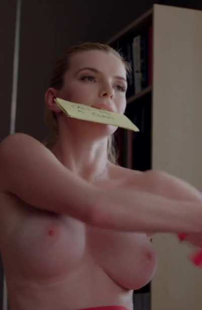 Sexy Celeb of the Day (10/10/25): Betty Gilpin