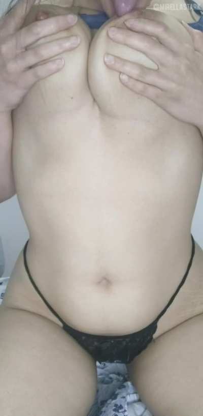 So big I can suck my own nipples... And that bounce 🥵💦