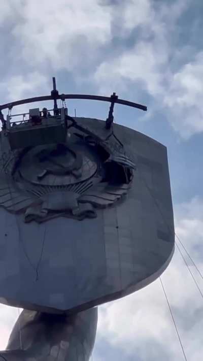 The work to remove the Soviet emblem from Kyiv&rsquo;s Motherland Monument has begun
