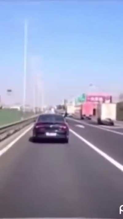 Who the hell changes lane like this?