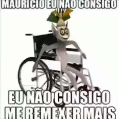 Rei Julien est&aacute; na cadeira de rodas depois de ter contra&iacute;do Lambmia 😭😭😭