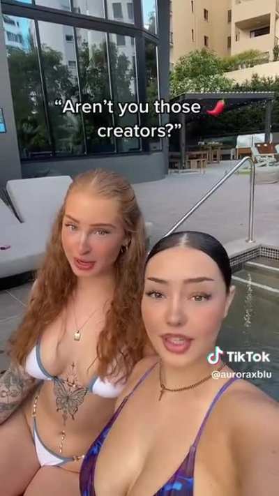 Tatted Ginger @auroraxblu with my busty friend @cococee_