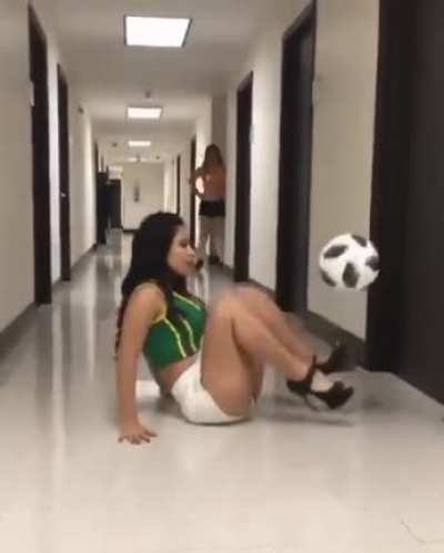 Look what this girl is able to do with high heels... Spectacular footballer.