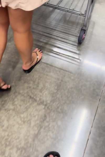 &ldquo;That sound? Just me and my flip flops doing a little bikini shopping&hellip; Click. Click. Click. 💋&rdquo;