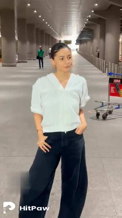 Alia's back from her holiday &amp;amp; well deserved break. She looks pretty &amp;amp; relaxed in casuals and also 5lbs lighter. Ranbir went to pick her up but preferred not to get clicked. Was Ranbir taking care of Raha while Alia was in london? any info anyone