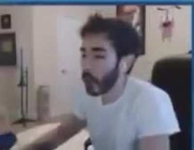 >.>