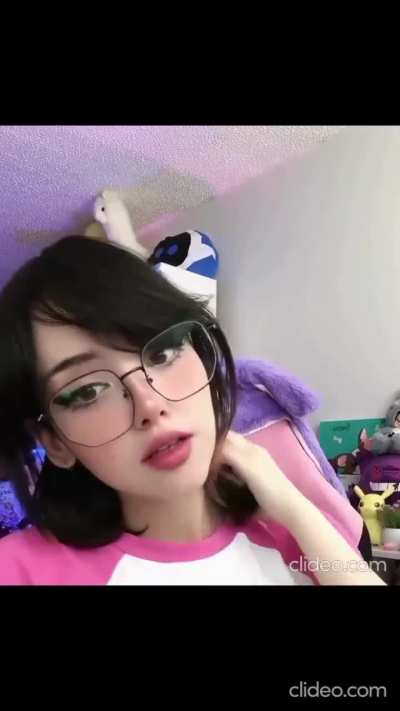 Cuando ponen tu musica favorita de tu grupo de k-pop favorito