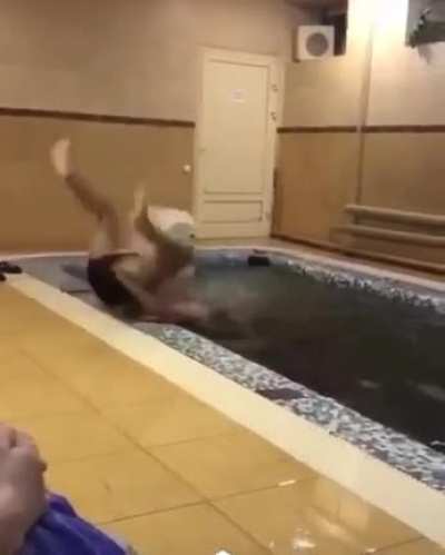 What a stupid man.. almost kill himself