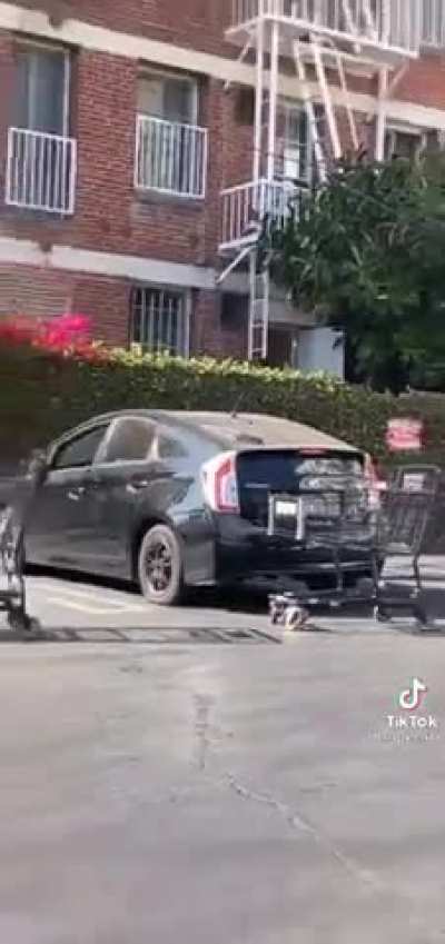 Entitled guy cant put away his shopping cart and gets angry about it 🤦🏻&zwj;♂️