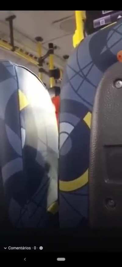 Homem tenta assaltar &ocirc;nibus no RJ com um rato. Meu RJ n&atilde;o &eacute; pra qualquer um...