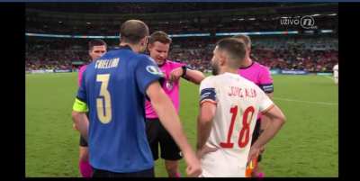 Chiellini "bullying" Alba. Jordi doesn't appreciate it