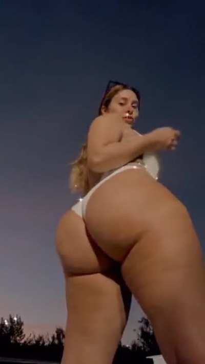 Her ass so beefy wtffffff 😩😩😩😩😩💦💦