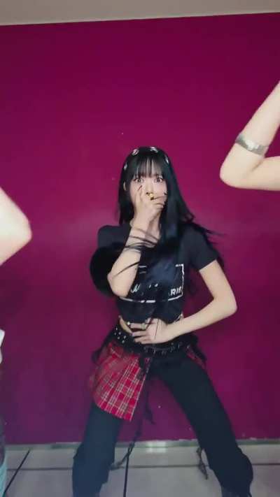 251025 LE SSERAFIM TikTok Update with Miyawaki Sakura &amp;amp; Kim Chaewon