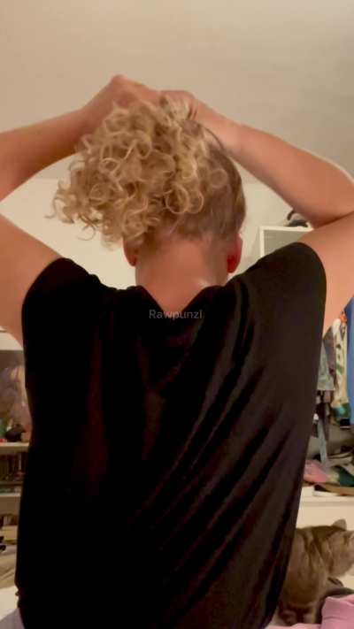 Probably the fluffiest high ponytail you&rsquo;ll see today 💕