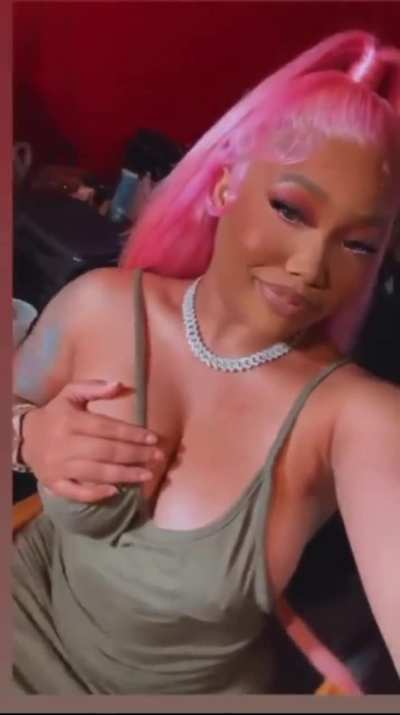 Jus look at her nipples bra 😩💦🤤