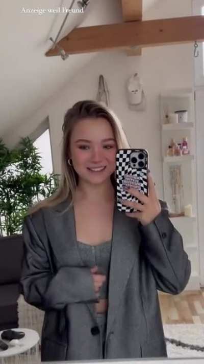 @sonnyloops schickt Julia Kleidung (Leider auch nicht viel besser als Julias eigene Klamotten)