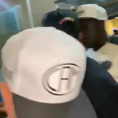 Jogadores do Atl&eacute;tico-MG Marrony e Borrero s&atilde;o retirados a for&ccedil;a da balada pela galoucura no domingo a noite (29/11)