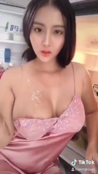 Bạn c&oacute; biết! Uống sữa mỗi ng&agrave;y sẽ tốt cho sức khoẻ hơn uống bia đ&oacute;!