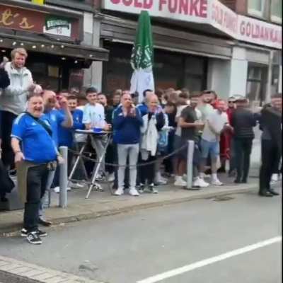 Torcedor da Alb&acirc;nia quebrando o espaguete na frente dos italianos antes do jogo