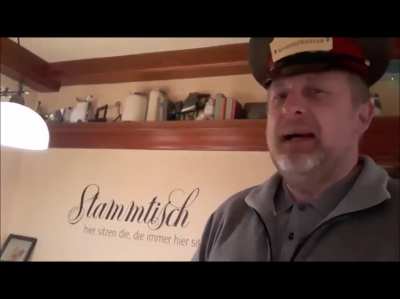 Dieser Wirt aus Puchberg macht im Lockdown wenigstens was Sinnvolles: Lustige Videos (wenn es nur nicht so traurig w&auml;re). War sogar schon mal dort :)
