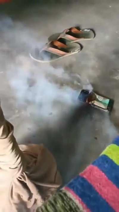 Snapping a iPhone in half while it&rsquo;s on