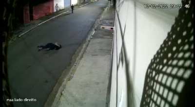 Cidad&atilde;o perde o freio e atropelha assaltantes que iriam tomar uma cervejinha depois.