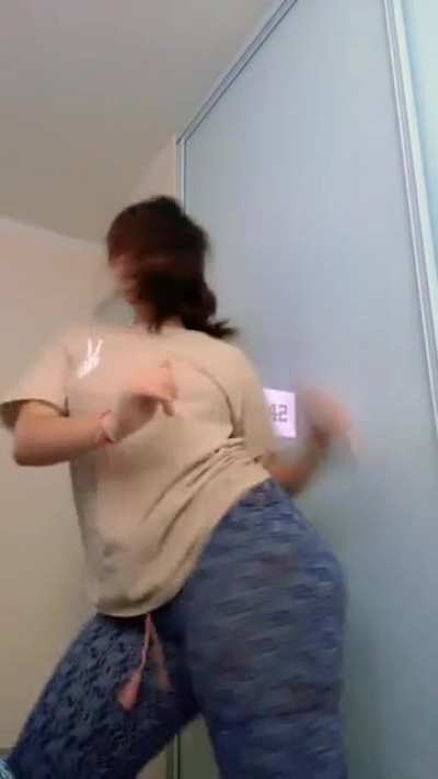God damn, she really fills those pants