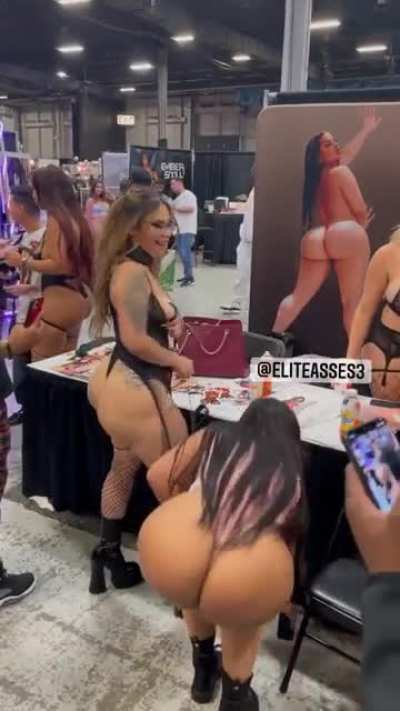 I went to exxxxotica New Jersey and when I tell you B&pound;@h Gigi ass is so fat in person OMG 😩