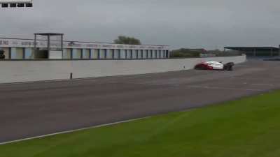Автономный автомобиль УНИЧТОЖАЕТ гоночный трек на соревновании Roborace