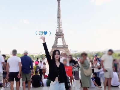 231205 Mina posing in front of the Eiffel Tower