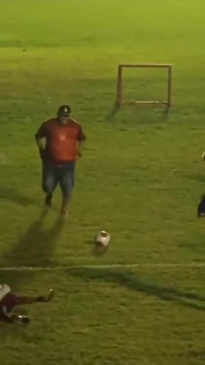 Gringos: "Todo brasileiro sabe jogat futebol"

Brasileiro m&eacute;dio: