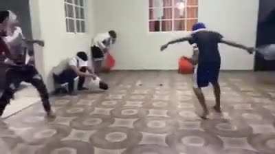 Она: опять он мне не отвечает, стопудов со шлюхами своими ебётся! Он: