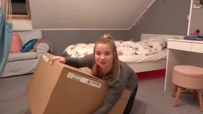 Ein bisschen &bdquo;downblouse&ldquo; ... Video: &bdquo;2ter Autounfall in einem Monat&ldquo;