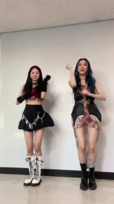 [220119] Yujin &amp;amp; Jane (Momoland) TikTok update: #YummyYummyLoveChallenge💗