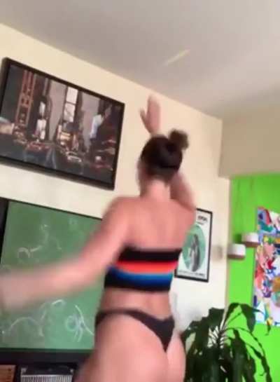 Jumpin&rsquo; Julz 🍑