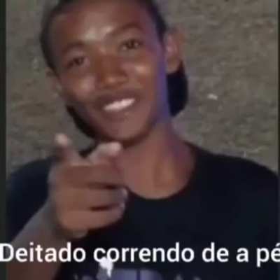 Que deitado de a pé correndo sentado