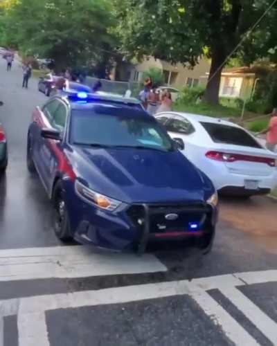 Multid&atilde;o ataca policiais em Atlanta