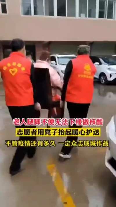 共匪傻逼宣传蛆，派个人上门做核酸不更方便？天天作秀糊弄滞纳弱智