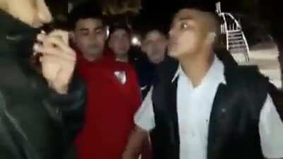 Batalla de rap termina a las pi&ntilde;as