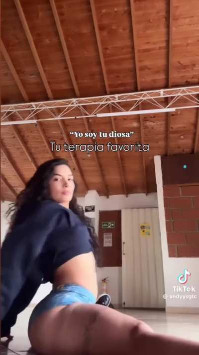 Latina flexing her ass